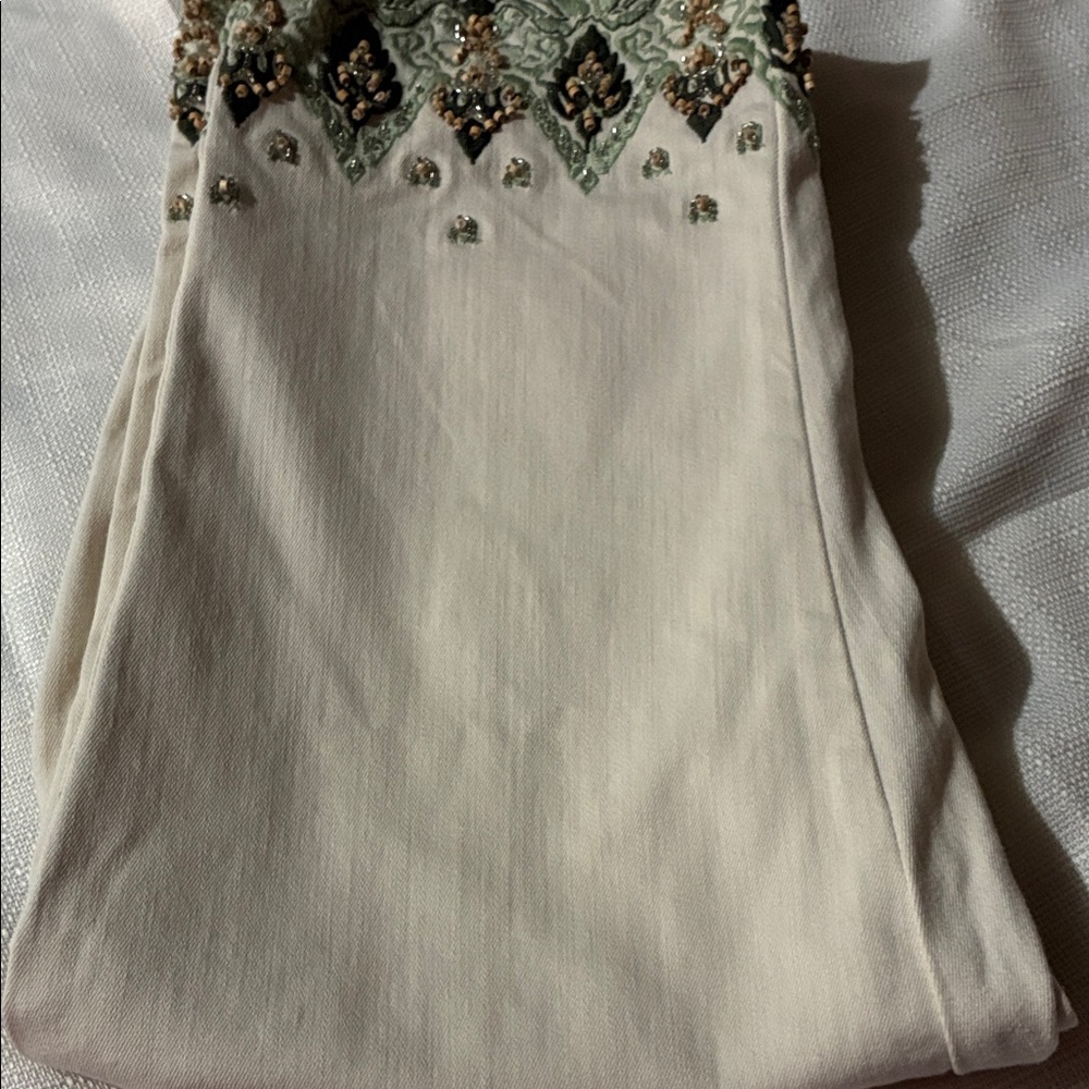 Elegant Cream Capris with Embroidered Detail - Picture 6 of 7